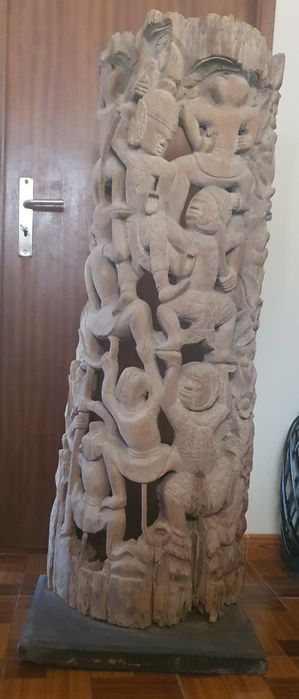 Escultura em madeira entalhada Teka