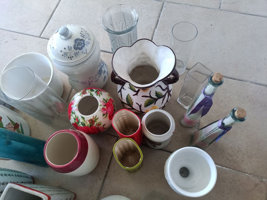 Conjunto de jarras de vários tamanhos e feitios