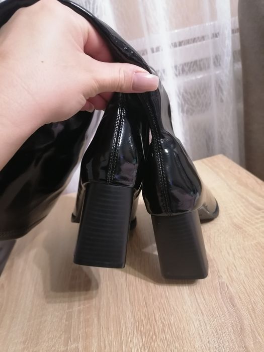 Лаковані чоботи.