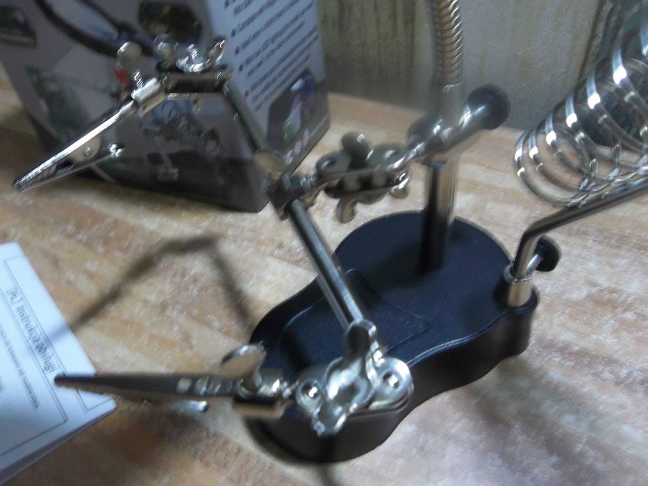 Держатель плат и паяльника MG16126-A с LED-подсветкой и двойной лупой.