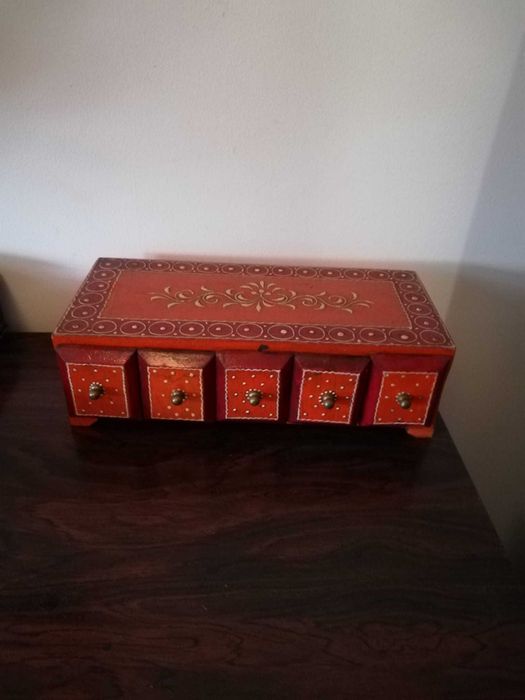 Porta joias em madeira com 5 gavetas.