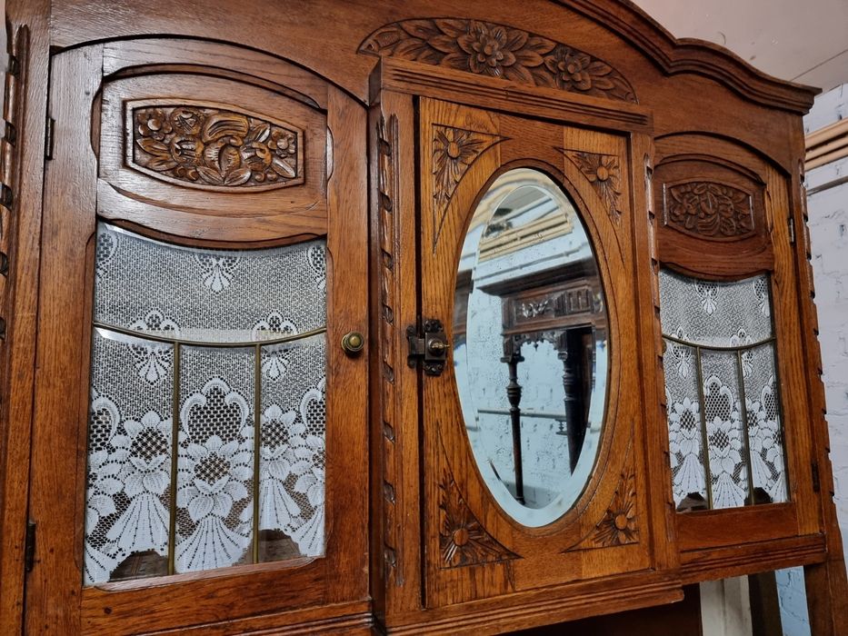 Drewniany kredens w stylu secesyjnym