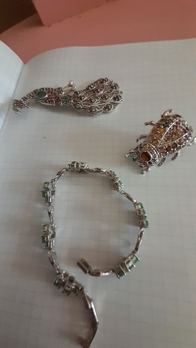 Брошки эксклюзивные парой с изумрудным браслетом