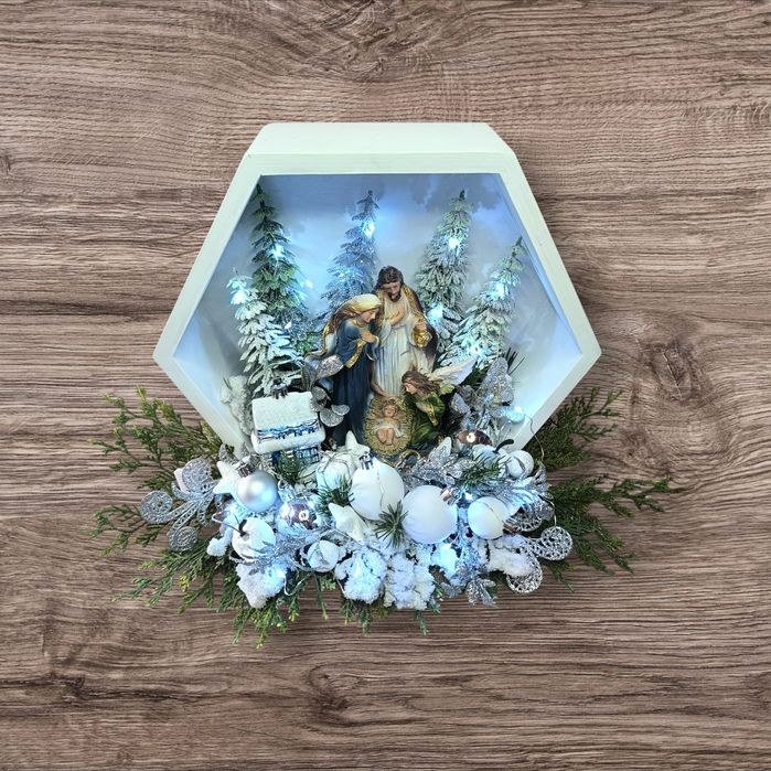 Szopka bożonarodzeniowa z ceramiczną figurką