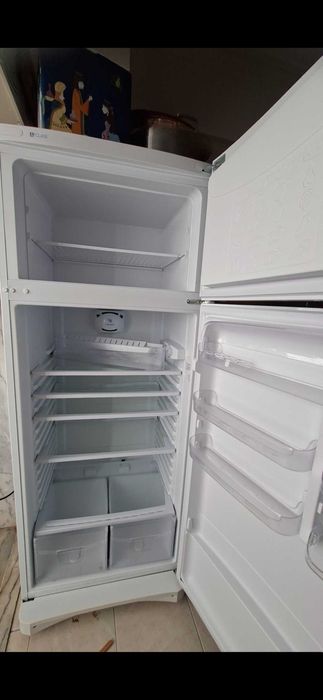 Frigorífico semi novo Indesit