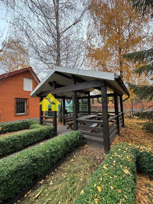 Двоповерховий будинок у місті з гаражем та підвалом!