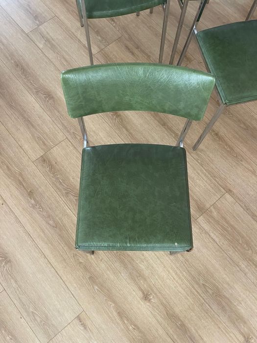 Conjunto de 4 cadeiras vintage em napa verde e estrutura cromada