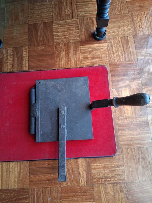Antiguidade Molde de fundição  para grelhas de chumbo das baterias  de automóveis.
