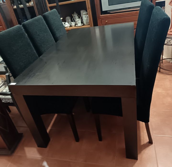 Mesa e cadeiras estofadas em preto
