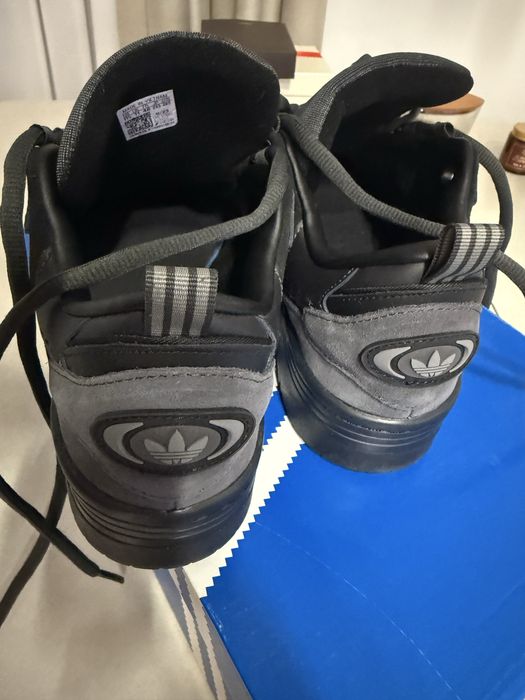 нові чоловічі кросівки adidas “Adi 2000”