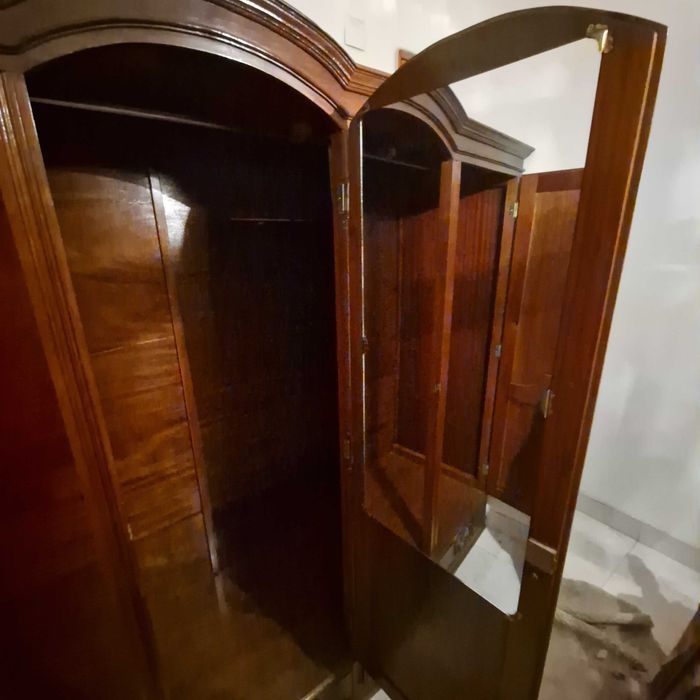 Roupeiro clássico em madeira maciça com espelho – 3 portas