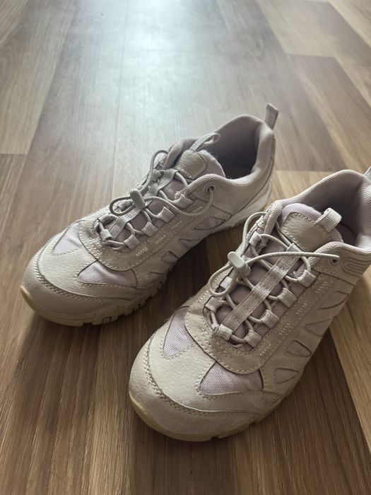 Трекінгове взуття жіноче