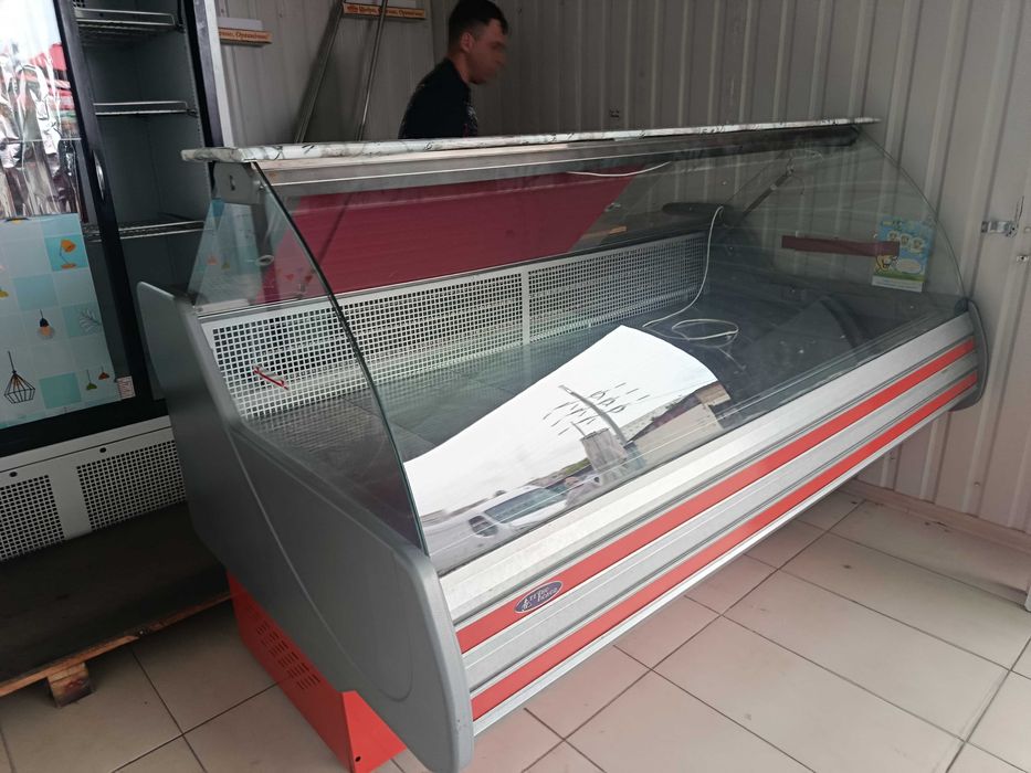 продам холодильную витрину
