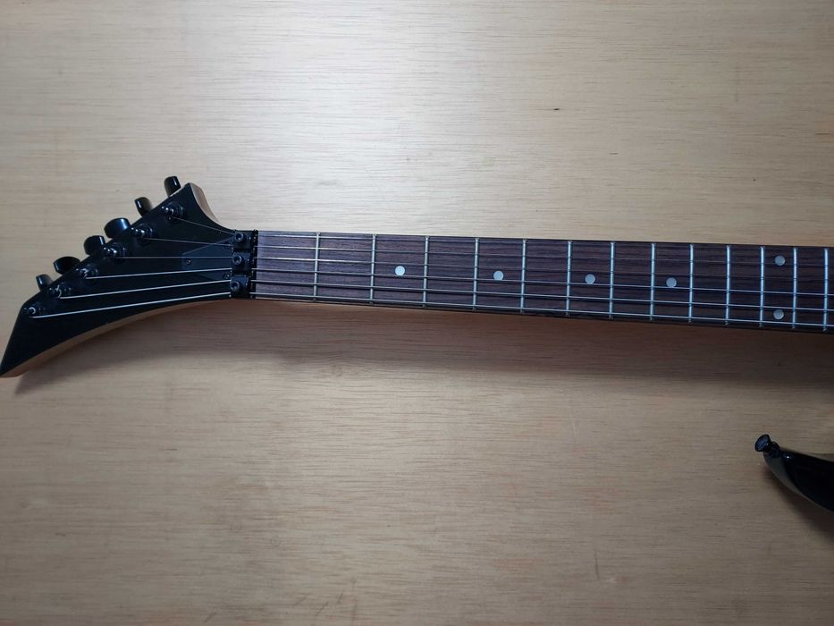 Guitarra eletrica tipo Jackson/Ibanez com Floyd Rose