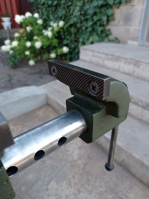 Тиски слюсарні 80мм нові