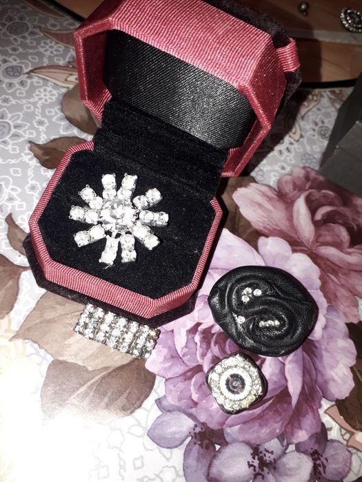 прикраса брошка з камінчиками сережки