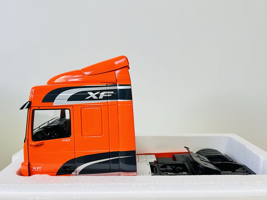 DAF XF Space Cab 2018 skala 1:18 pomarańczowy Premium ClassiXXs by