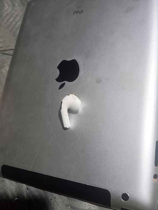 Продаю AirPods 3 правий