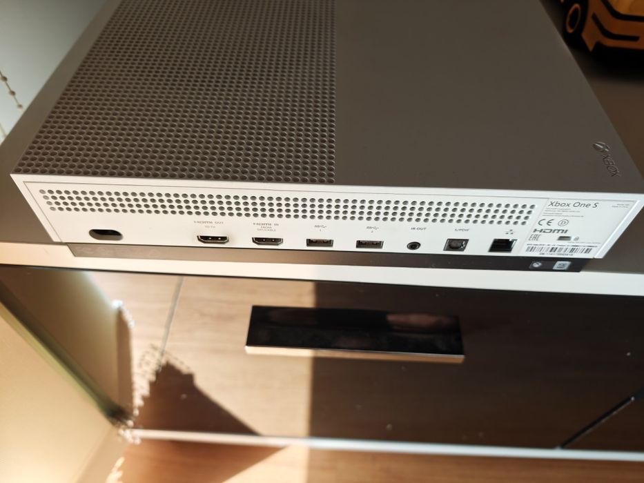 Xbox one s 1tb com 2 jogos Just Dance