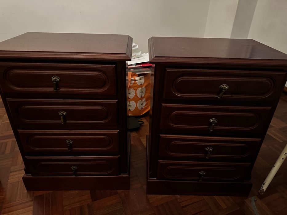 Mesinhas de cabeceira em madeira