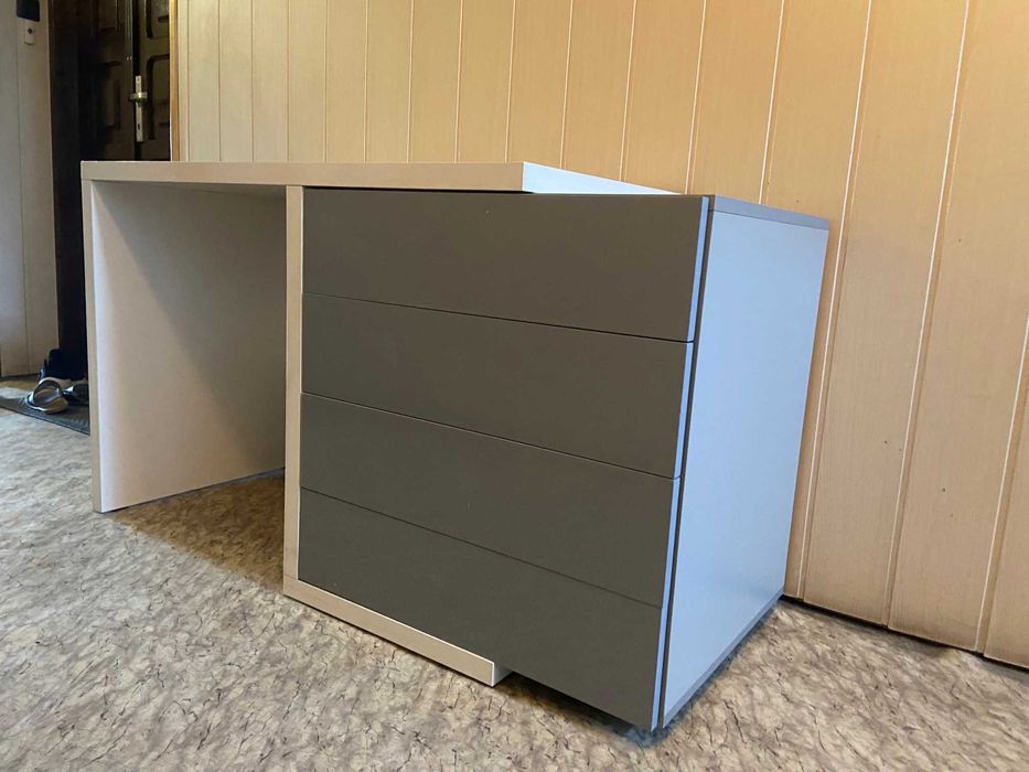 biurko gabinetowe 135x55 cm lakier front  super stan