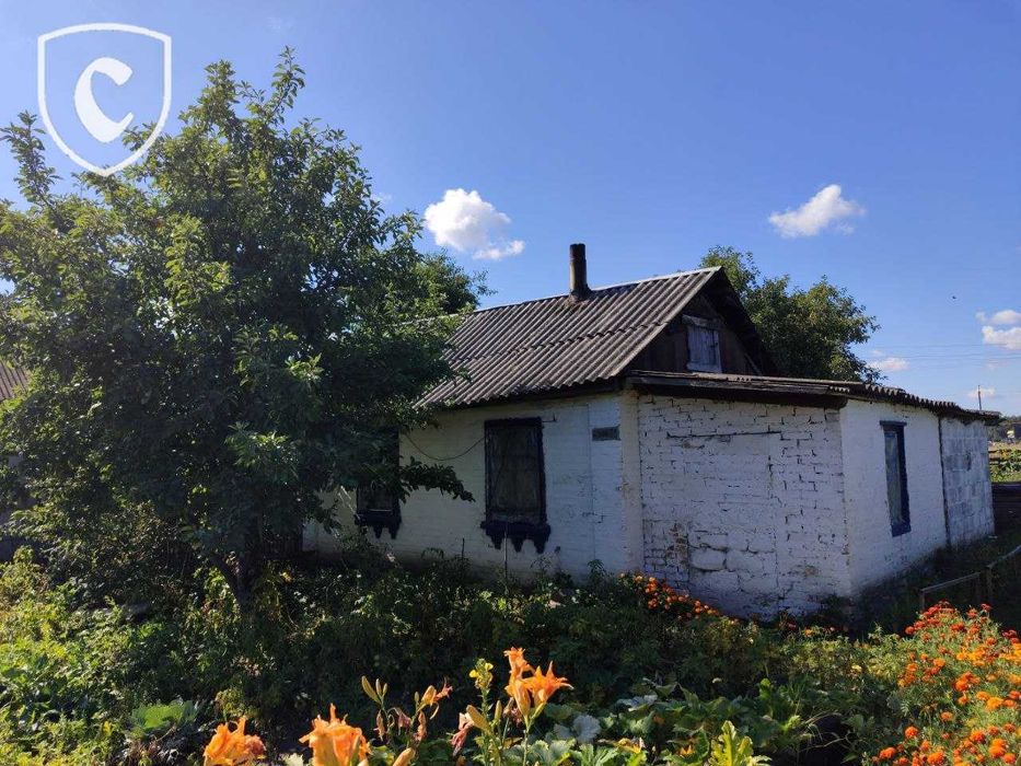 Продається ділянка 20 соток з будинком. с. Старі Петрівці .