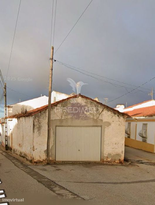 Moradia T1 com Garagem para Recuperação, em Alandroal