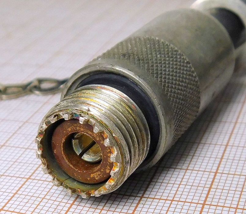 Kabel koncentryczny antenowy wzmacniacza mocy UM3 radiostacji [0407]