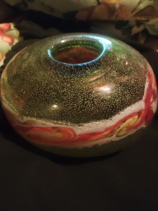 Декоративна ваза з кольорового скла