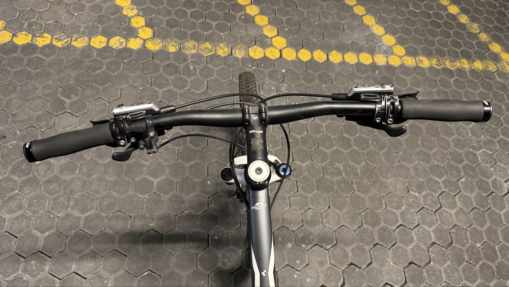 Bicicleta (CUBE hardtail de BTT)