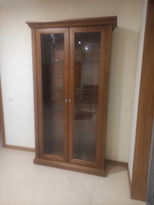 Armário madeira com porta vidro