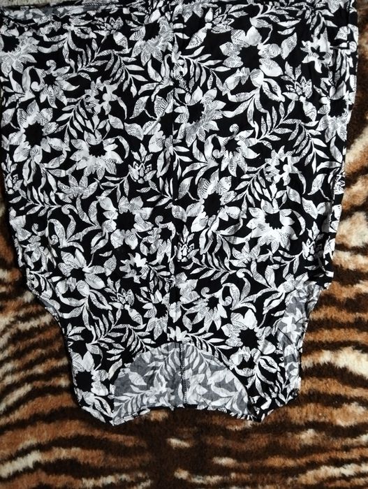 Blusa Feminina com Estampado Floral Preto e Branco