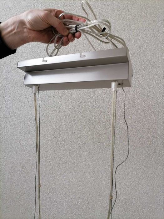 Candeeiro grande, 1,25m de comprimento, em inox e com abajures brancos