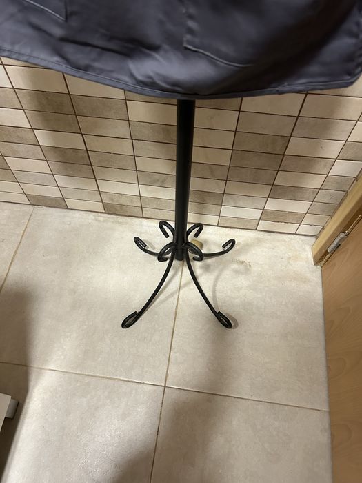 Cabide  de pes de ferro em preto
