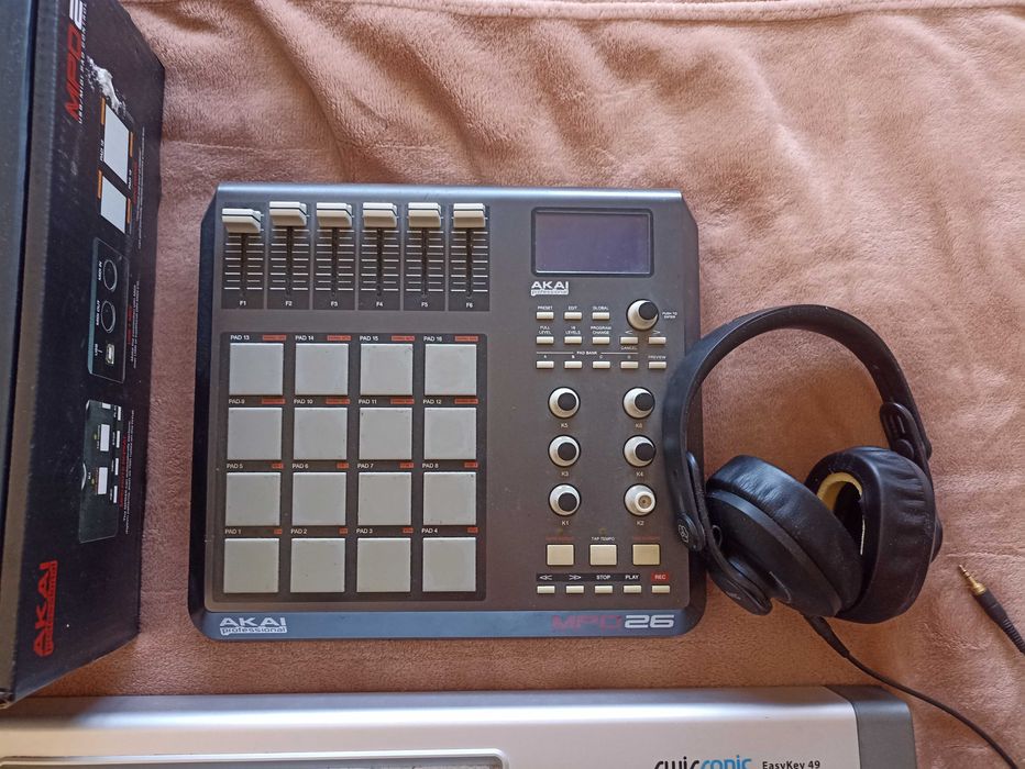 equipamento de estúdio: AKAI MPD 26 + AKG K-371 + SWISSONIC EasyKey 49