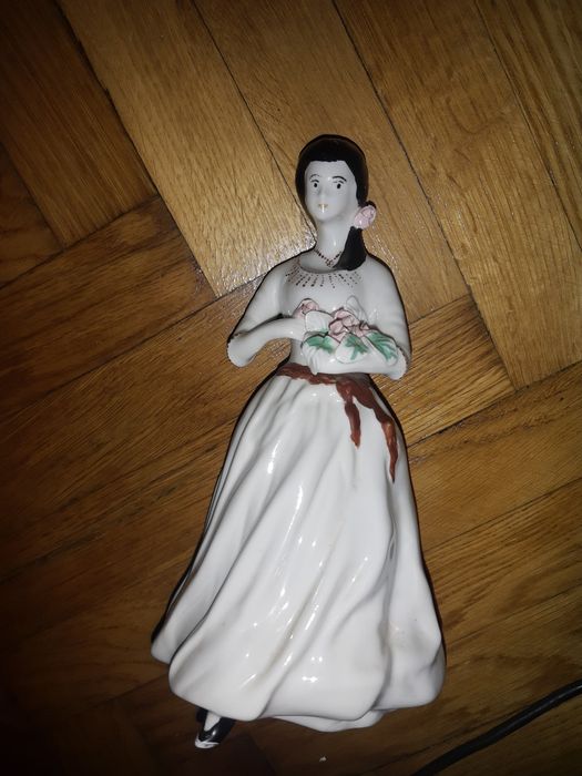 Figurka porcelanowa.