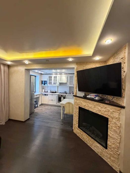 Продаю 4-кімнатну студію в районі «Лівобережний-2», вул. Богомаза, 188