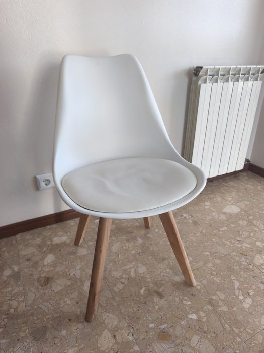 Mesa branca de sala ou quarto