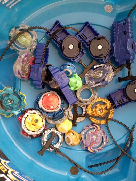 Beyblade Burst - Estádio e 8 Beyblades diferentes