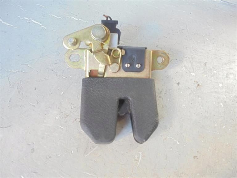 VOLKSWAGEN BORA ZAMEK TYLNEJ KLAPY 1J5827505D