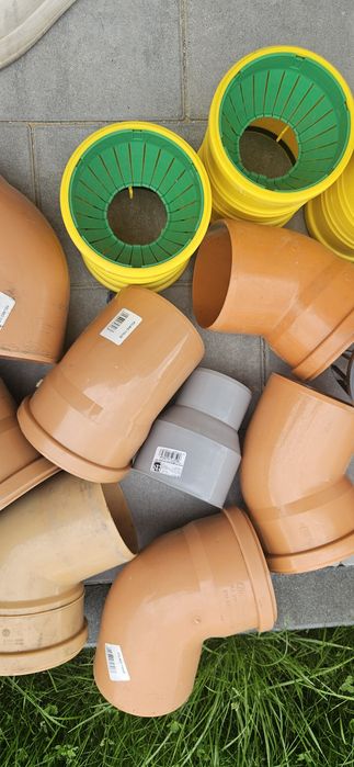 Złącza kolanka przejściówki do rynny i rury drenarskiej