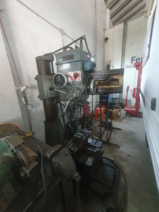 Máquina de furar industrial