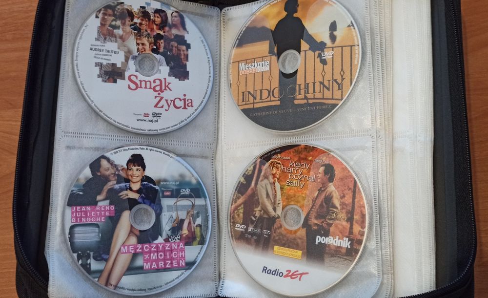 26 filmów: 24x DVD, 2x VCD, 1x CD video w czarnym etui
