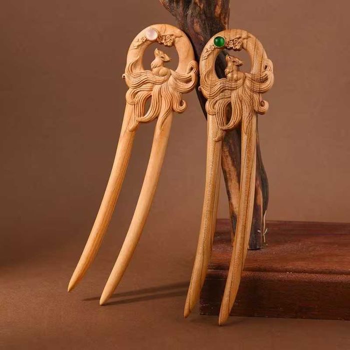 Вишукана вирізблена шпилька