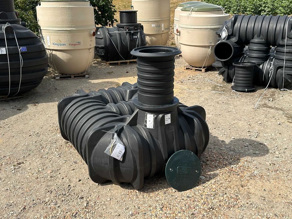 Zbiornik KINGSPAN 5000 L – płaski, trwały, idealny na każdą posesję!