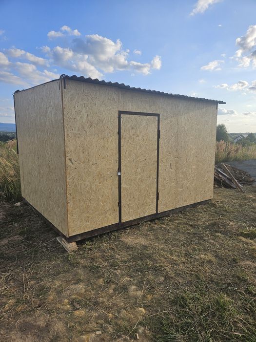 Domek zamykany na budowe z betonową wylewką