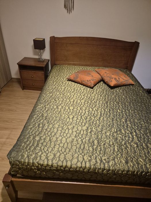 Cama e mesa de cabeceira