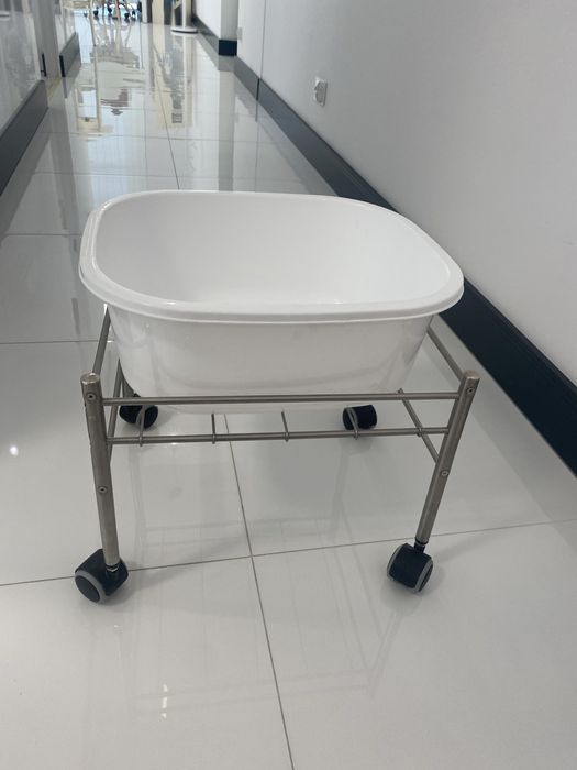 Wanienka do pedicure na kółkach