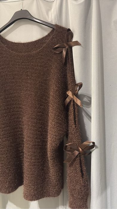 Sweterek z kolardkami