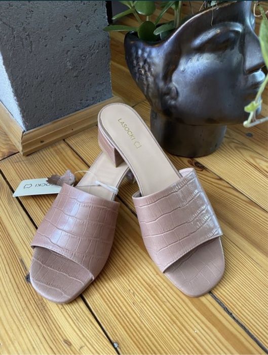 Klapki skórzane na niskim obcasie beżowe 39 eleganckie buty